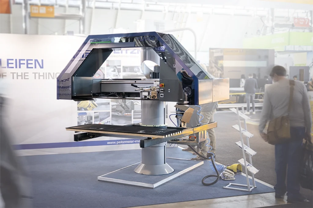 Peitzmeier Maschinenbau GmbH präsentiert den neuen OMNI-GRID TURN Schleifer welcher von Heinen Industriedesign Gestaltet wurde auf der Blechexpo 2021, Messe Stuttgart